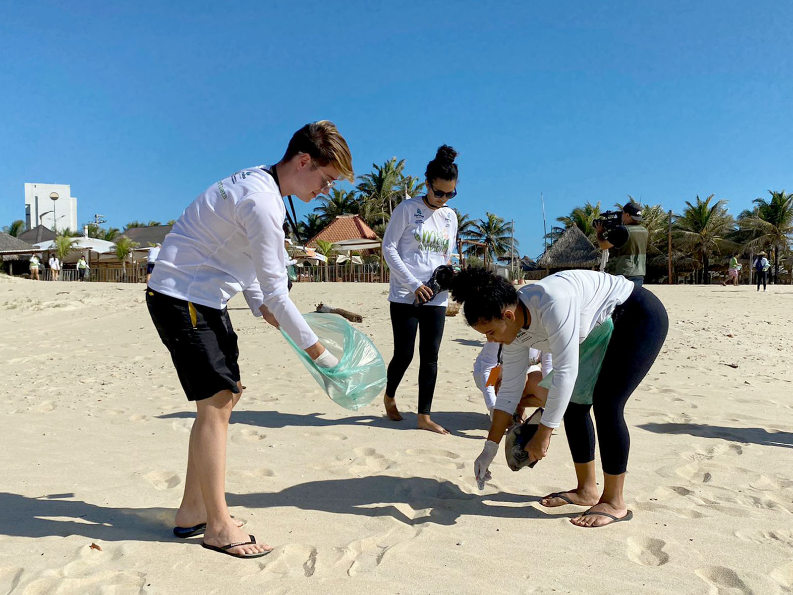 voluntários limpando a praia